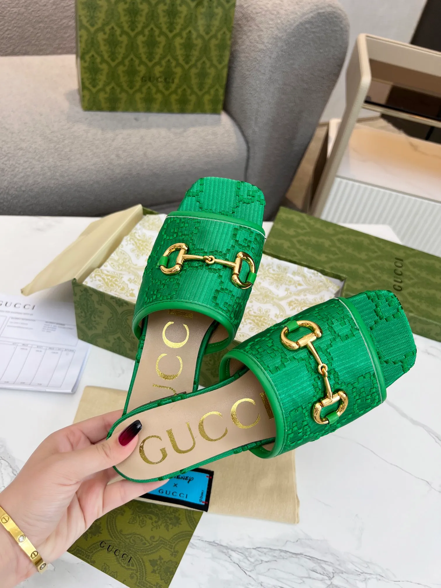 👟👟Ex-factory price 320👟👟 Genuine leather sole +30 👑GUCCI official website's latest hot model, the North Face cooperation model 2023 spring and summer sandals, top quality sale Purchase genuine product development. The material and craftsmanship are consistent with the original version (welcome to compare) Upper: Original jacquard double G cloth ➕Electric embroidery font ~ One-word upper Lining: Mixed sheepskin Outsole: Italian private mold rubber outsole Bottom thickness: flat Size number: 35-43